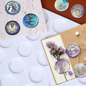 Stampo in silicone a 30 fori per sigilli in ceralacca con timbri colorati blu e viola galassia