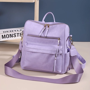 Detail des lavendelfarbenen Kunstleder-Rucksacks mit Front-Reißverschluss und Goldbeschlägen