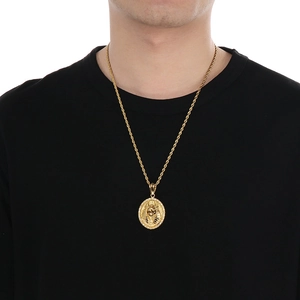Gros plan du pendentif Anubis en acier doré avec cristaux sur une chaîne torsadée