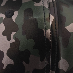 Vue macro du tissu camouflage en cuir PU imperméable avec détails de coutures noires