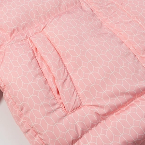 Detail einer rosa gesteppten Pufferjacke mit weißen Kettenmustern und weichen Taschen