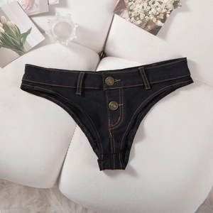 Détail du short sexy en jean noir avec doubles boutons et coutures contrastées orange