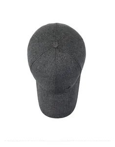 Vue de dessus d'une casquette de baseball grise montrant les coutures et le bouton supérieur