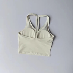 Détail d'un soutien-gorge de sport beige avec rembourrage intégré et dos multi-brides