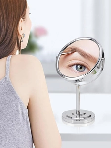 Dettaglio dello specchio da trucco bifacciale con rotazione a 360 e zoom di ingrandimento