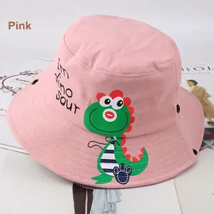 Dettaglio del cappello a secchiello rosa in cotone con dinosauro e occhiello traspirante
