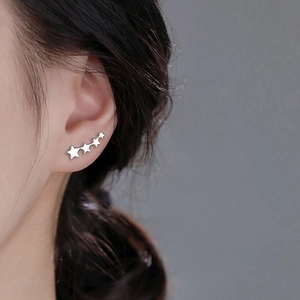 Orecchini a perno minimalisti in argento con design a quattro stelle per donne