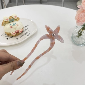 Épingle à cheveux en acétate en forme d'étoile avec strass et texture marbrée rose