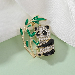 Goldene Panda-Brosche mit weißen Strasssteinen und grünen Emaille-Bambusblättern