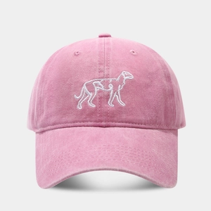 Dettaglio del cappellino in cotone lavato rosa con ricamo bianco di levriero chic