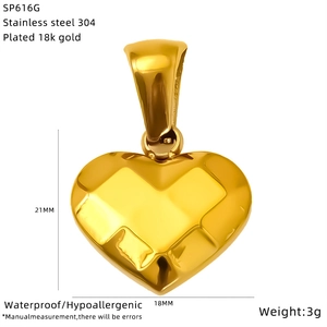 Detail of 18K gold-plated stainless steel heart pendant with dimensions and specifications