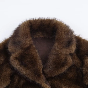 Veste en fausse fourrure marron pour femmes avec texture épaisse et col à revers