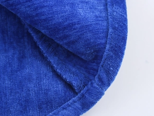 Dettaglio del tessuto in ciniglia blu reale con trama in velluto e cuciture precise