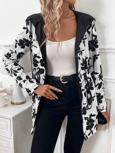 Detailansicht der weißen Kapuzenjacke mit schwarzem Blumenmuster und Taillenzugband
