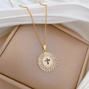 Elegante collana in acciaio al titanio dorato con ciondolo a croce e cristalli su seta