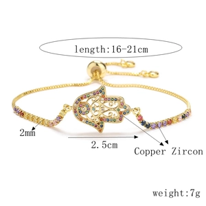 Détail macro du bracelet main de Fatma avec zircons colorés et dimensions