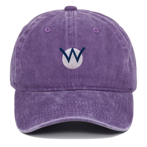 Détail d'une casquette en coton lavé violet foncé avec écusson brodé de la lettre W