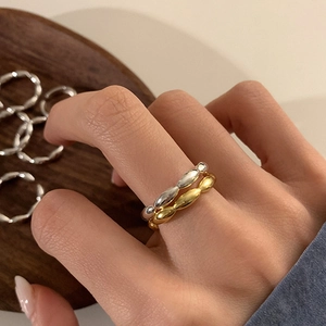 Anillos abiertos minimalistas estilo bambú apilables en acabado dorado y plateado
