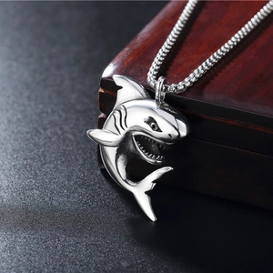 Collier minimaliste en acier inoxydable avec pendentif requin et finition vintage