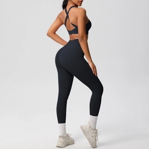 Detalle de conjunto deportivo negro con sujetador de espalda cruzada y mallas