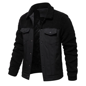 Dettaglio della giacca nera sherpa patchwork con bottoni in metallo e fodera