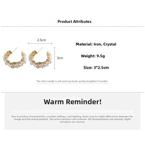 Detail of C-shaped gold-wrapped crystal beads earrings with dimensions of 3x2.5cm