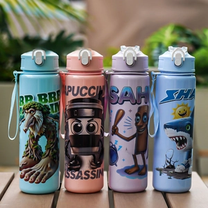 Détails de quatre bouteilles d'eau en plastique colorées avec motifs et couvercles à paille