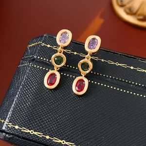 Detailansicht der Vintage-Goldohrringe mit ovalen lila grünen und roten Zirkonia-Steinen