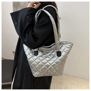 Détail du sac cabas matelassé argenté avec poignée rembourrée et attache renforcée