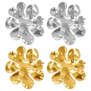 Minimalist 304 stainless steel flower stud earrings in gold and silver finish