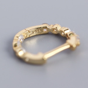 Élégantes boucles d'oreilles créoles en argent 925 doré avec zircon brillant serti