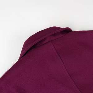 Gros plan du revers d'un manteau en laine violet avec texture de tissu haut de gamme