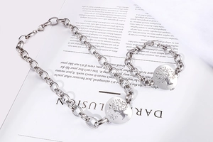 Dettaglio del set collana e bracciale punk argento con ciondoli dell'Albero della Vita