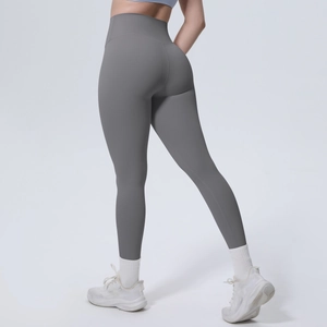Seitenansicht von High-Waist-Leggings mit Push-up-Effekt und nahtlosem Stretch-Material