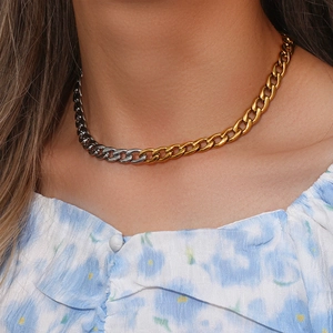 Primo piano della collana a catena grumetta bicolore oro e argento da 8 mm su modella