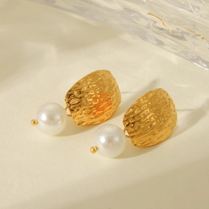 Hammered 18k gold plated stainless steel stud earrings with elegant pearl drop accents