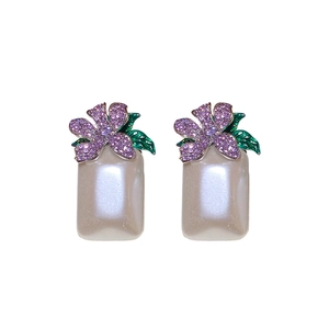 Boucles d'oreilles vintage avec perles carrées et fleurs en cristal violet sur blanc