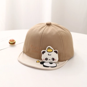 Détail d'une casquette panda pour bébé avec visière kaki et petite poupée en 3D