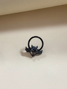 Makroansicht der schwarzen Fledermaus Septum Clicker aus hochwertigem Edelstahl