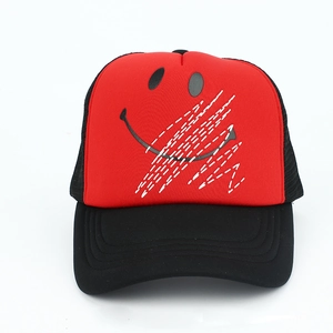Détail d'une casquette trucker rouge et noire avec un sourire et motifs graffiti