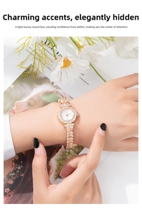 Dettaglio orologio oro rosa con lunetta in strass e cinturino con maglie a foglia