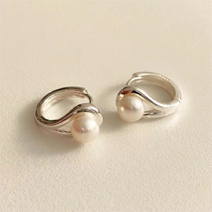 Elegant 925 sterling silver hoop earrings with white round pearls in minimalist style