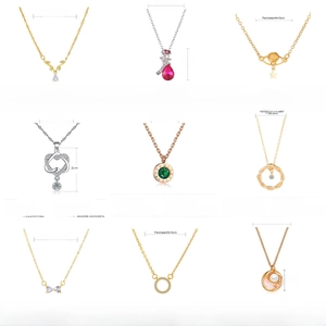 Cuadrícula detallada de nueve collares de moda con cristales, perlas y dije de esmalte