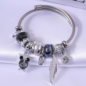 Verstellbares Edelstahl-Armband mit Eulen-, Feder- und Kristallperlen-Anhängern
