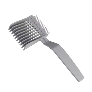 Peigne professionnel gris dégradé avec long manche pour la coupe et le coiffage de salon