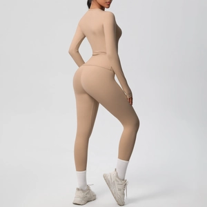 Dettaglio del set da yoga kaki con crop top a maniche lunghe e leggings a vita alta
