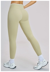 Makro-Detail der High-Waist-Yoga-Leggings mit weißem Besatz und Po-Lifting-Nahtdesign