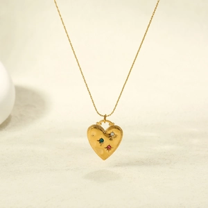 Collier avec pendentif cœur doré minimaliste orné de gemmes colorées et gravures