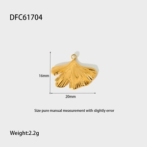 Vue détaillée d'un pendentif feuille de ginkgo doré de 20mm en acier inoxydable PVD