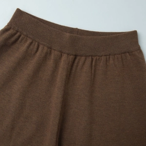Gros plan sur la taille élastique tricotée marron foncé avec texture côtelée